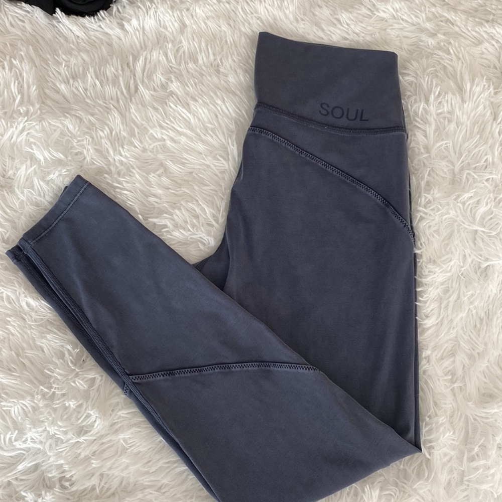 SOUL CYCLE: Distressed navy blue leggings